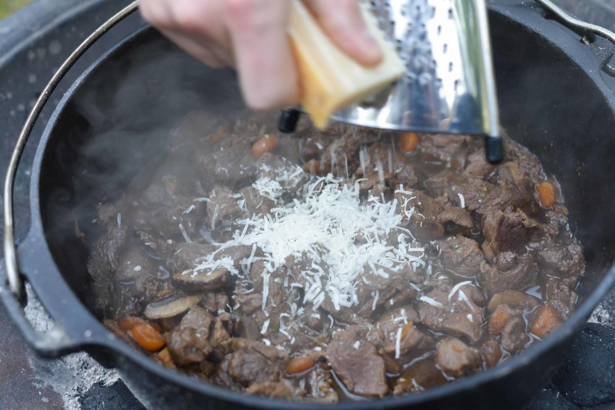 Ist das Fleisch zart und der Sud etwas einreduziert, mit Parmesan verfeinern.  (Quelle: Kapuhs/DJV )