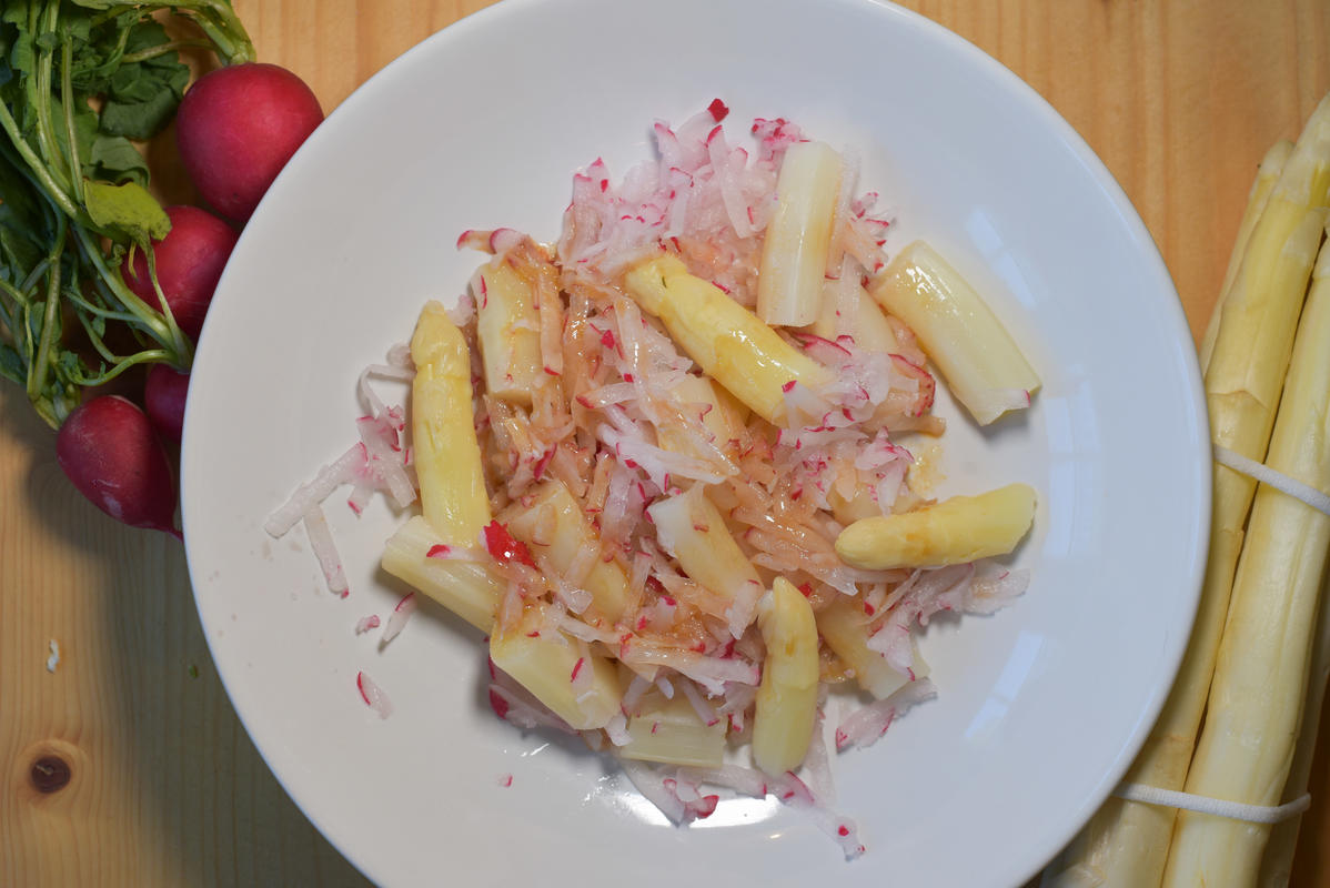 Den Spargel kochen, klein schneiden, mit den geraspelten Radieschen und der Marinade mischen. (Quelle: Kapuhs/DJV)