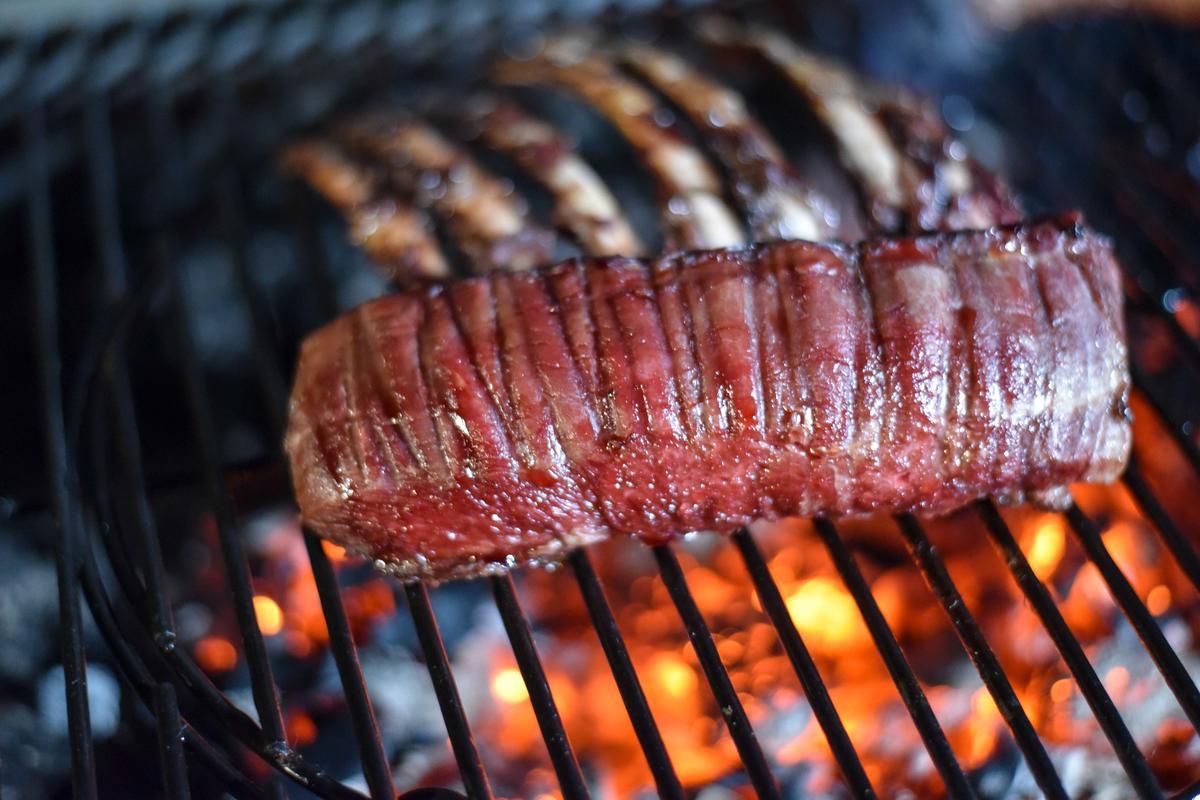 Anschließend noch einige Minuten bei direkter Hitze grillen.  (Quelle: Kapuhs/DJV)