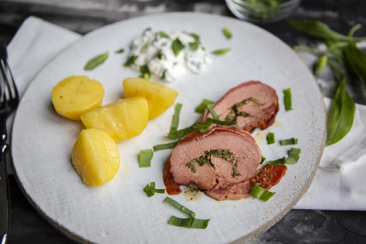 Gefüllter Wildschweinrücken mit Bärlauchpesto | Deutscher Jagdverband