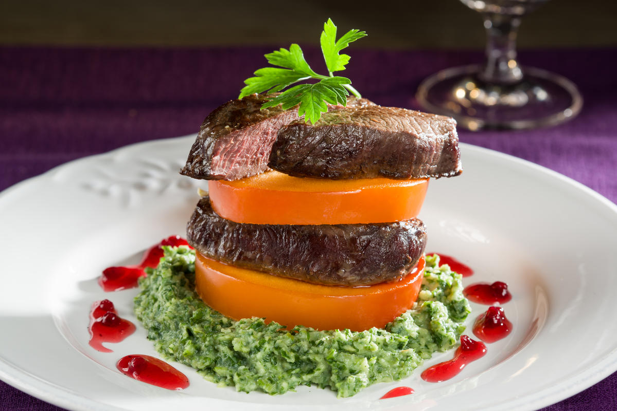 Rotwildsteaks an Petersilienwurzelpüree und Khaki mit Preiselbeersauce ...