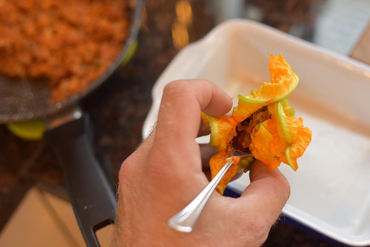 Fleischmasse mit Teelöffel in Blüte geben und leicht andrücken. (Quelle: Kapuhs/DJV)