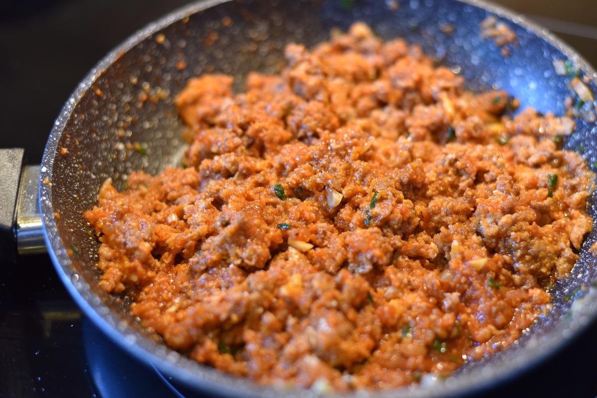 Tomatensoße unterrühren und mit Semmelmehl andicken. (Quelle: Kapuhs/DJV)