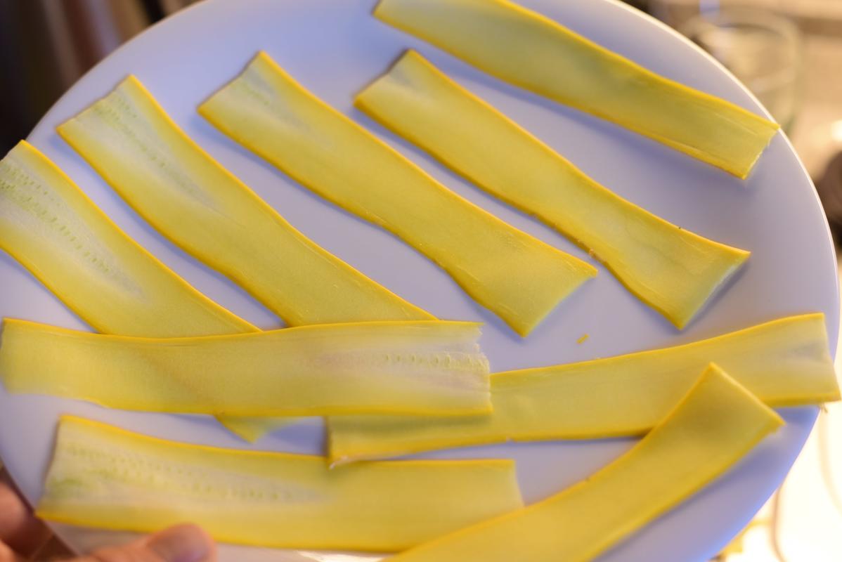 Die gelbe Zucchini in feine, gleichmäßige Streifen schneiden. (Quelle: Kapuhs/DJV)