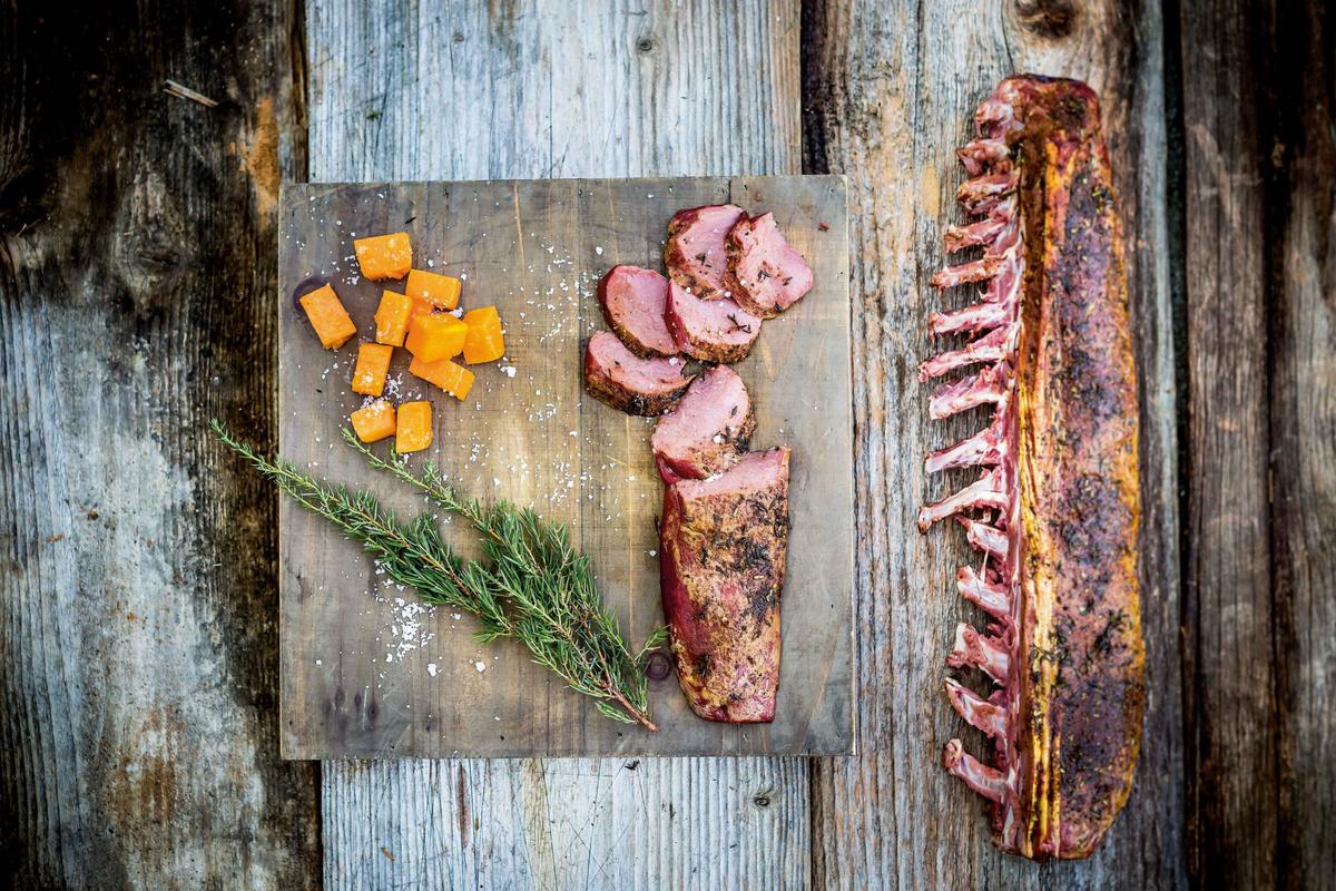 Rehrücken auf dem Knochen gegrillt mit Kürbisgemüse | Deutscher Jagdverband